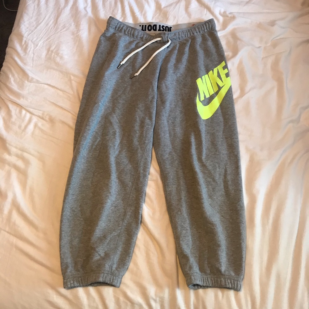NIKE- 3/4 length gray joggers